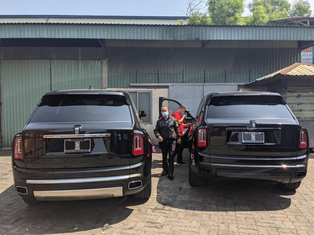 Rolls-Royce Cullinan Black Badge khác với phiên bản tiêu chuẩn khi các chi tiết vốn mạ crôm nay được sơn đen