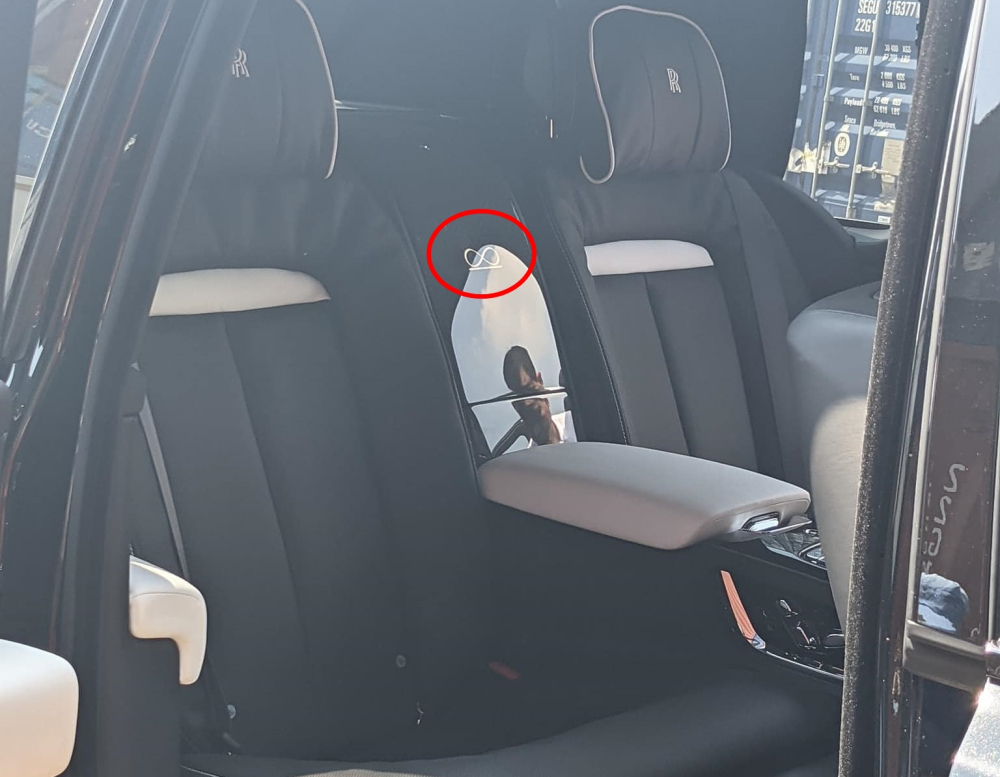 Nội thất xe Rolls-Royce Cullinan Black Badge mới về nước, logo vô cực xuất hiện ở giữa 2 ghế ngồi thương gia