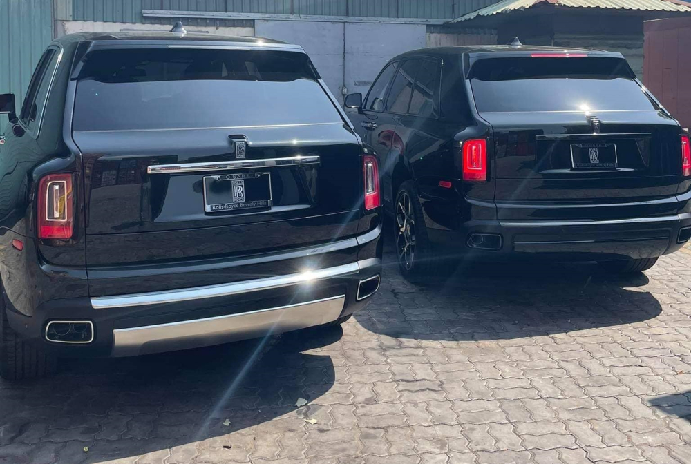 Hai chiếc SUV siêu sang Rolls-Royce Cullinan được khui công cùng lúc và chiếc xe bên phải thuộc phiên bản Black Badge