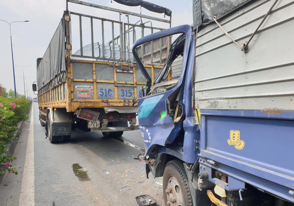 Tai nạn li&ecirc;n ho&agrave;n giữa 2 xe tải c&ugrave;ng xe container khiến một t&agrave;i xế bị thương nặng