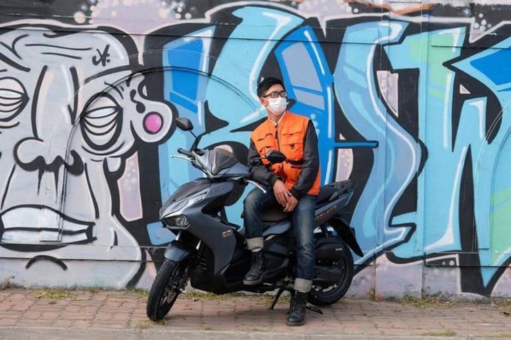 Pose d&aacute;ng cực &ldquo;nghệ&rdquo; của bạn H&ugrave;ng Văn b&ecirc;n xe &ldquo;chiến hữu&rdquo; Honda Air Blade.