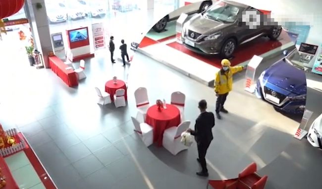 Anh shipper hỏi nhân viên bán hàng về chiếc Nissan màu xanh dương
