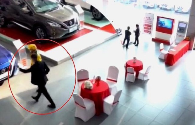 Nhân viên bán hàng sau vài giây sững sờ đã giới thiệu chiếc Nissan với anh shipper