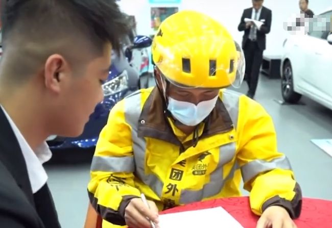 Anh shipper ký hợp đồng mua xe