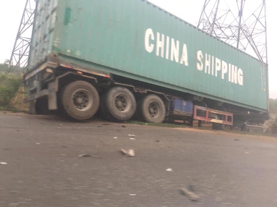 Nguyên nhân của vụ tai nạn là do tài xế xe container buồn ngủ Nguyên nhân của vụ tai nạn là do tài xế xe container buồn ngủ