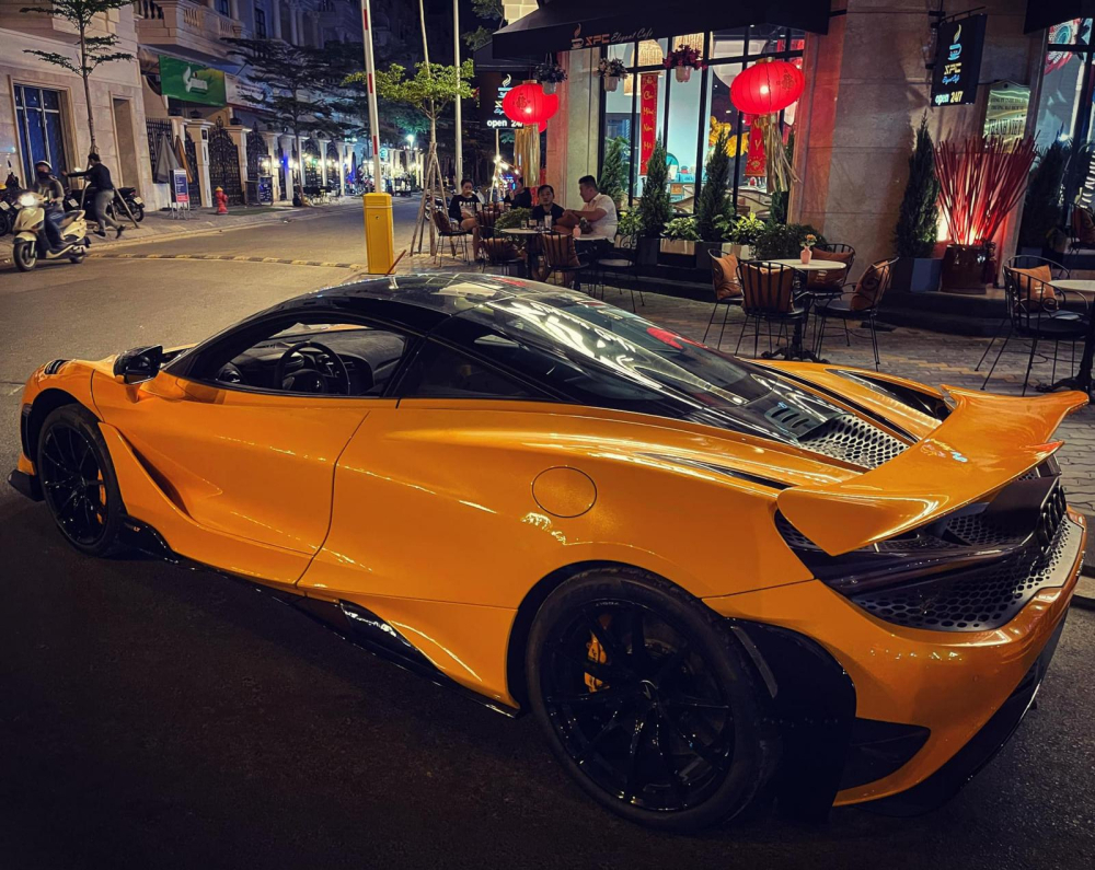 Đây là chiếc siêu xe McLaren 765LT đầu tiên về nước và chỉ mới có một chiếc xuất hiện tại dải đất hình chữ S này