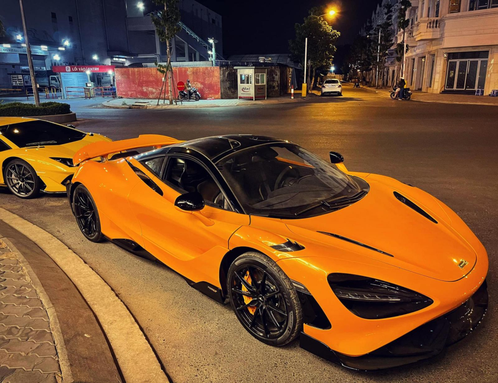 McLaren 765LT chỉ sản xuất giới hạn 765 chiếc và phía sau là Lamborghini Aventador SVJ bản giới hạn 900 chiếc của doanh nhân Gò Vấp