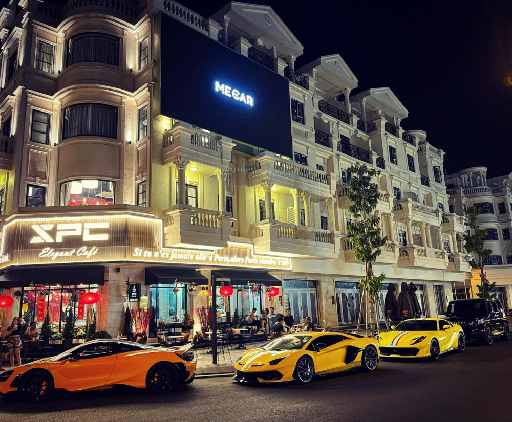 Dàn siêu xe cực đỉnh khoe dáng tại thánh địa siêu xe mới nổi ở Gò Vấp trong tối hôm qua. McLaren 765LT cùng Lamborghini Aventador SVJ chung chủ nhân