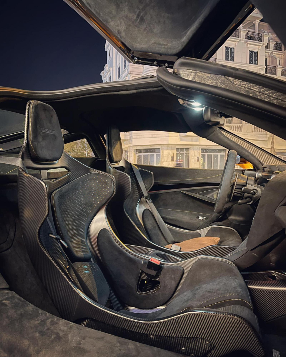 Chiếc siêu xe McLaren 765LT này có tuỳ chọn ghế ngồi cao cấp nhất trong số 3 lựa chọn mà hàng xe McLaren đưa ra cho khách hàng. Tuỳ chọn này được ví von là ghế đua carbon siêu nhẹ, ngoài ra là 2 ghế ngồi khác mang tên gọi ghế đua carbon và ghế thể thao