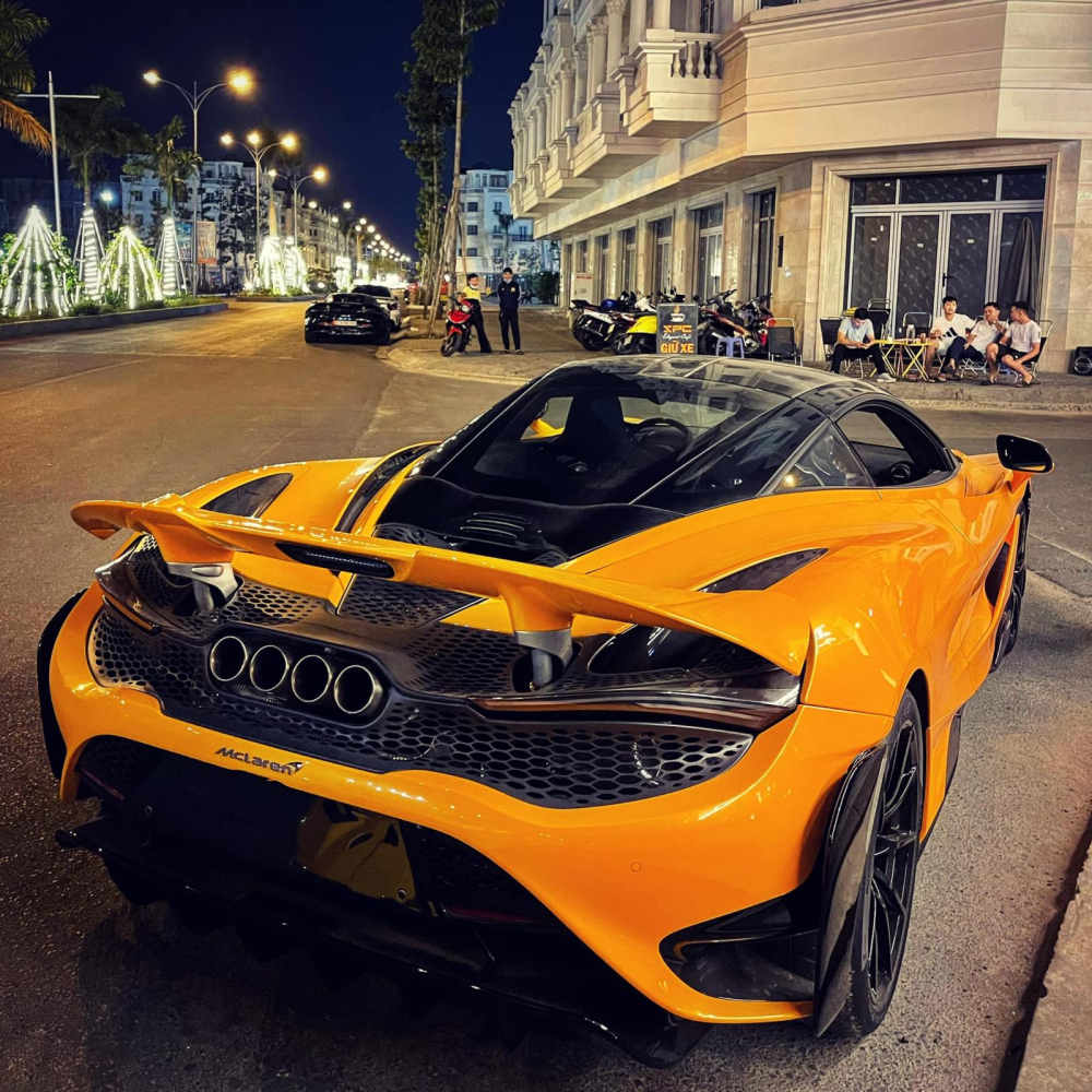McLaren 765LT sở hữu hàng loạt nâng cấp đáng giá để có thể trở thành quái vật cả trên đường phố lẫn đường đua. Chi tiết 4 ống xả nằm ngang khiến người xem thích thú