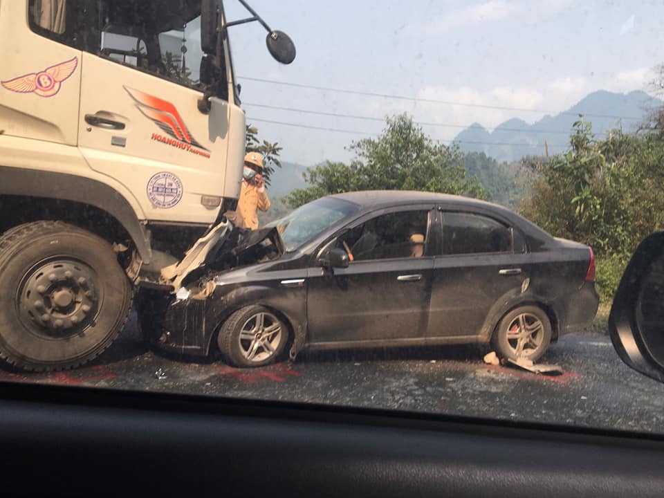 Vụ tai nạn l&agrave;m 2 phương tiện hư hỏng nặng nề, l&aacute;i xe Chevrolet Aveo bị thương nhưng kh&ocirc;ng nguy hiểm t&iacute;nh mạng
