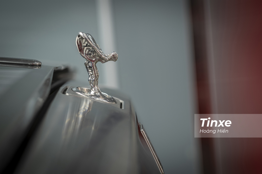Biểu tượng Spirit of Ecstasy phía đầu xe có thể giấu gọn vào trong nếu cần.