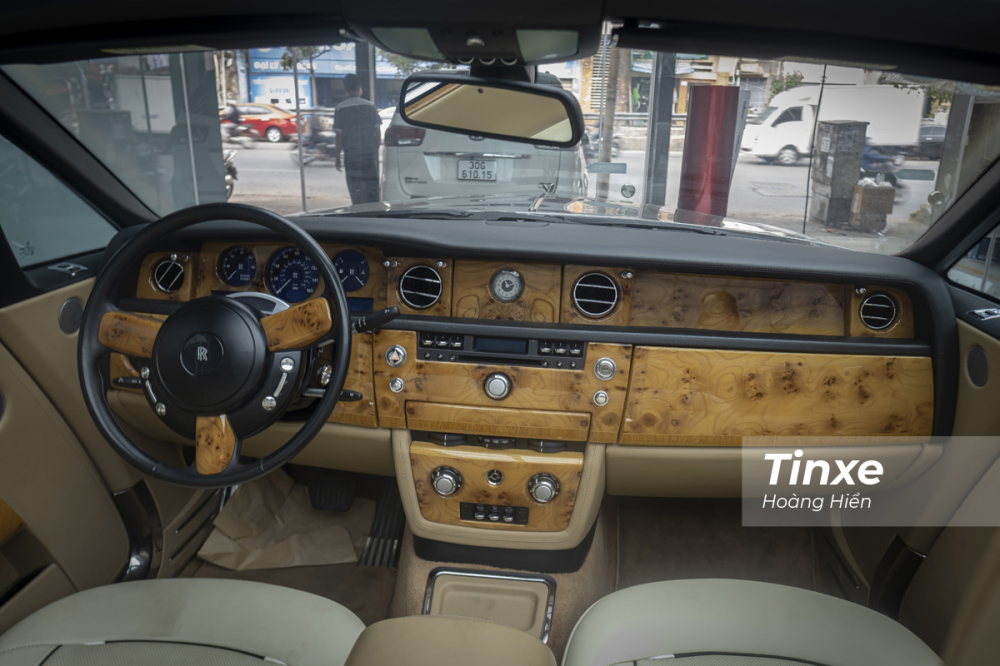 Nội thất bên trong Rolls-Royce Phantom Drophead Coupe dù đã qua nhiều năm sử dụng tại Việt Nam vẫn còn khá mới.