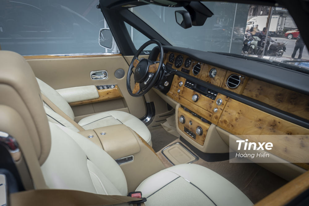 Rolls-Royce Phantom Drophead Coupe mang lại sự khác biệt với phần mui mềm có thể gấp lại được.