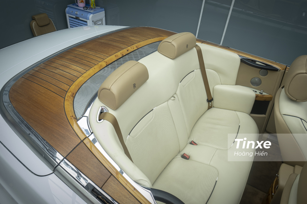 Hàng ghế thứ 2 trên Rolls-Royce Phantom Drophead Coupe thiếu đi các tiện nghi sang trọng do hướng tới chủ nhân thật sự của chiếc xe ở vị trí cầm lái.