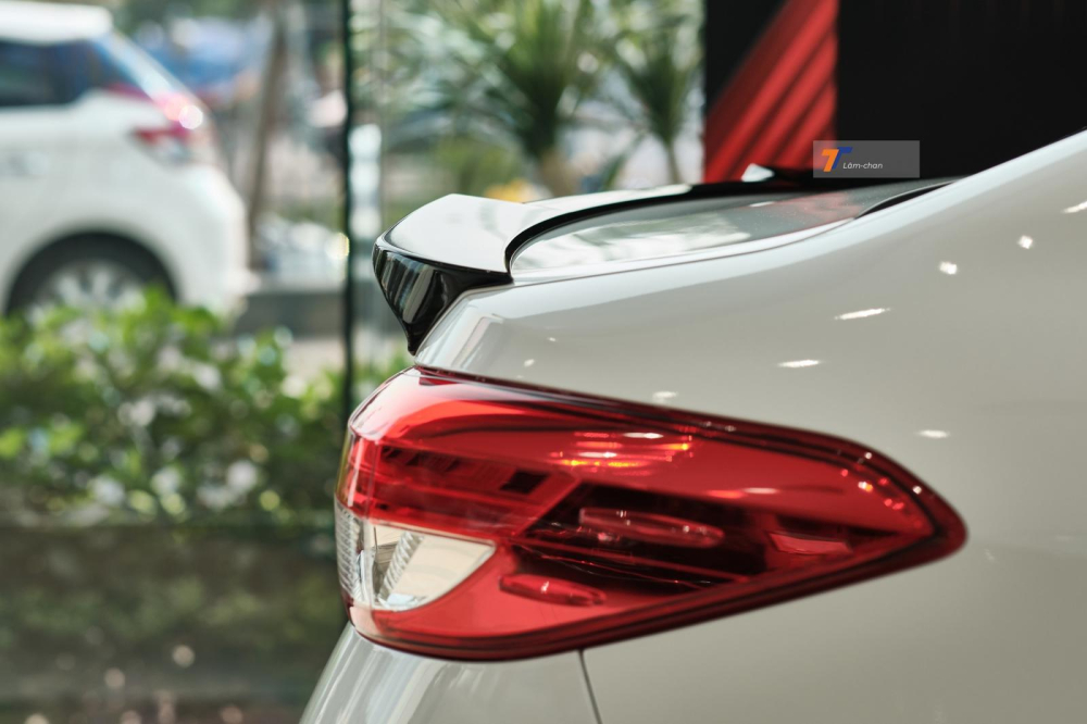 C&aacute;nh gi&oacute; nằm trong bộ bodykit cũng được sơn đen.