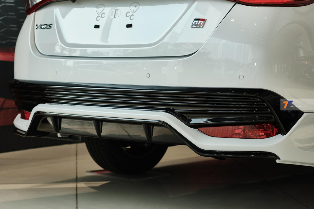 Cản sau của Toyota Vios GR-S 2021 cũng được sơn đen v&agrave; c&oacute; bộ khuếch gi&oacute; giả để tăng cảm gi&aacute;c thể thao.