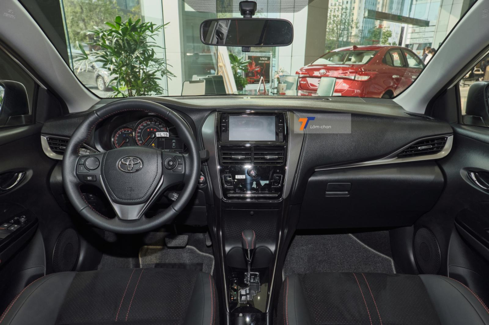 Tổng thể nội thất của Toyota Vios GR-S 2021 lấy m&agrave;u đen chủ đạo k&egrave;m c&aacute;c đường chỉ th&ecirc;u m&agrave;u đỏ để tăng th&ecirc;m phần thể thao.