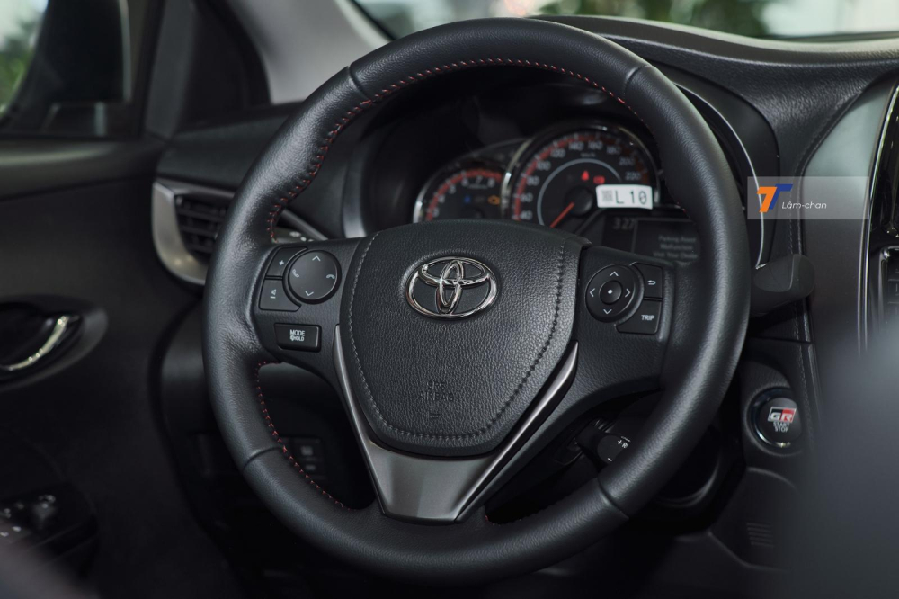 V&ocirc; lăng của Toyota Vios GR-S 2021 vẫn l&agrave; loại 3 chấu tr&ograve;n, bọc da v&agrave; th&ecirc;u chỉ đỏ.