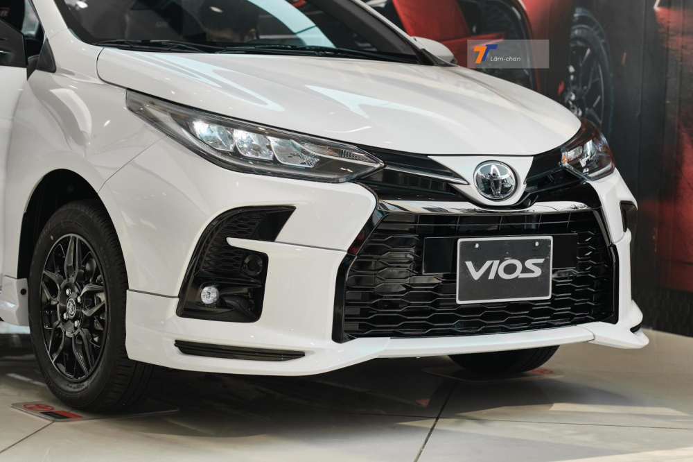 L&agrave; phi&ecirc;n bản thể thao, Toyota Vios GR-S 2021 được trang bị bộ bodykit với cản trước/sau, nẹp sườn, m&acirc;m hợp kim v&agrave; c&aacute;nh gi&oacute; sau.