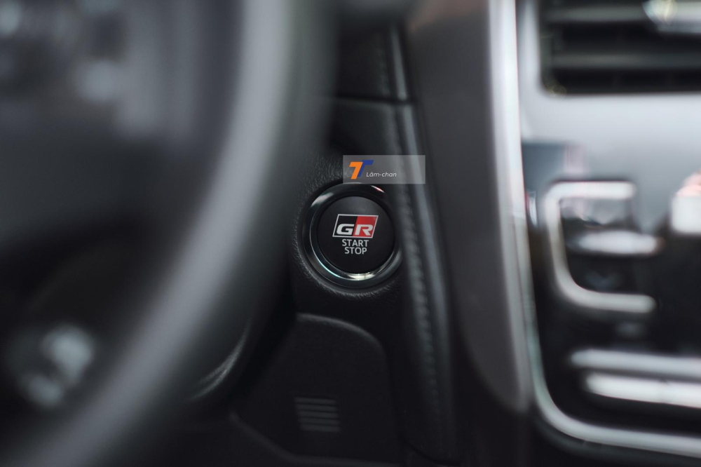 Logo &ldquo;GR&rdquo; xuất hiện tr&ecirc;n n&uacute;t đề nổ khởi động m&aacute;y.