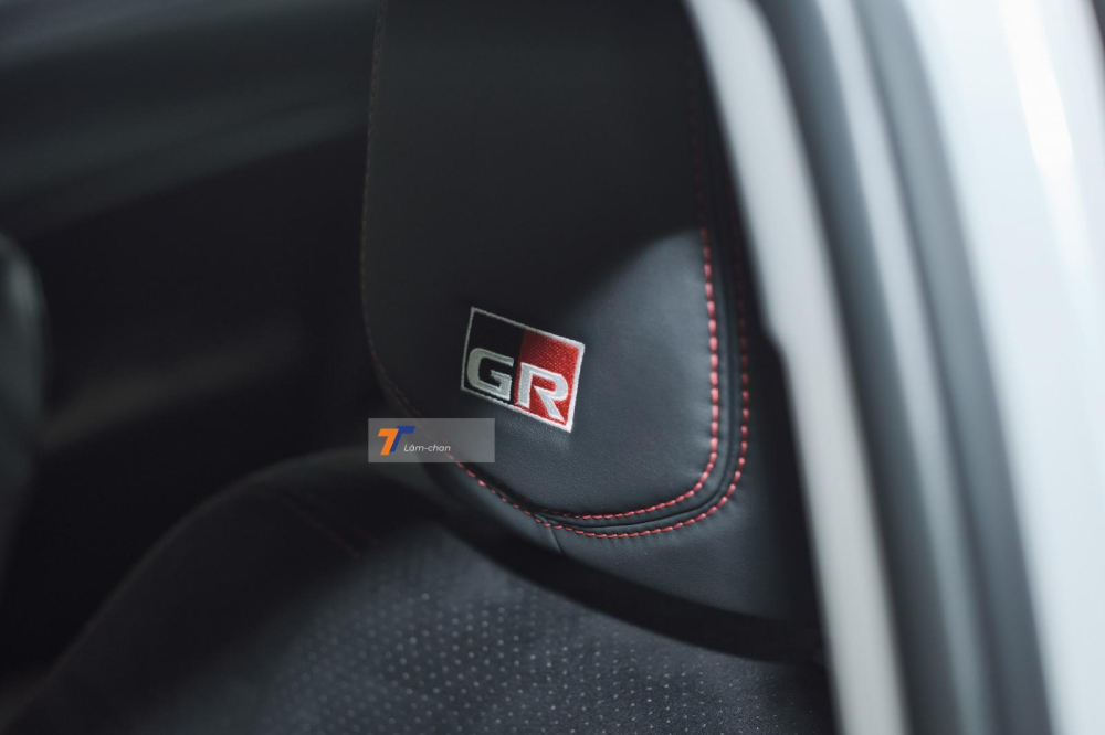 Logo &ldquo;GR&rdquo; được th&ecirc;u tr&ecirc;n tựa đầu h&agrave;ng ghế trước.
