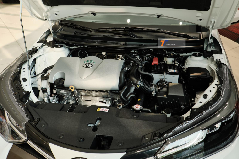 B&ecirc;n dưới nắp ca-p&ocirc; của Toyota Vios GR-S 2021 vẫn l&agrave; khối động cơ cũ.