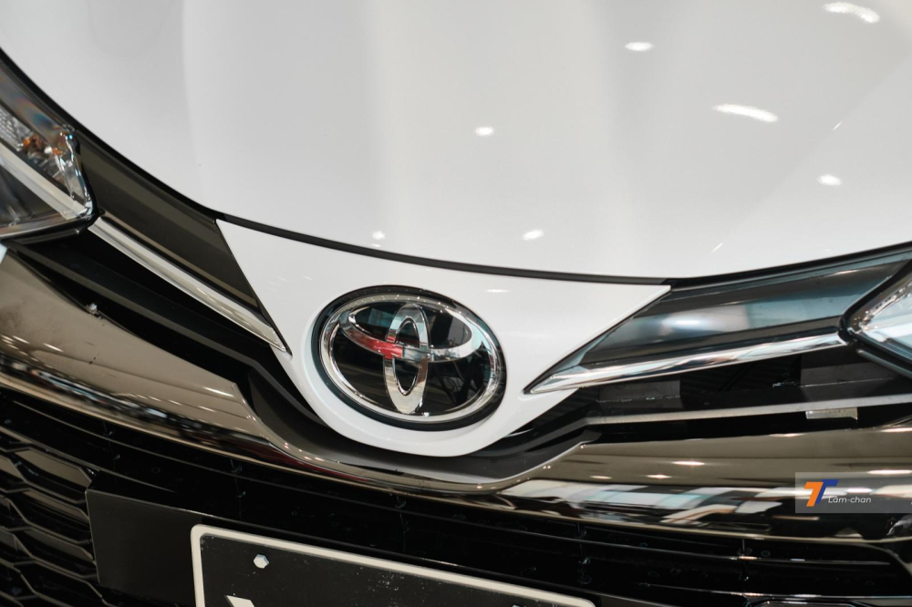 Logo Toyota ở phần đầu xe c&oacute; 2 thanh mạ cr&ocirc;m chạy sang 2 b&ecirc;n kết nối với cụm đ&egrave;n chiếu s&aacute;ng trước.