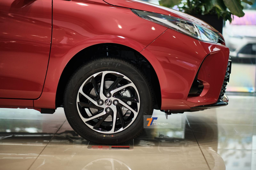 Toyota Vios G CVT 2021 được trang bị mâm hợp kim 15 inch có thiết kế mới và theo ý kiến của người viết, trang bị này có phần đẹp mắt hơn la-zăng của bản GR-S.