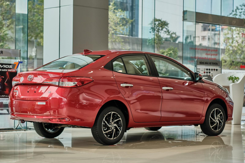 Dù được nâng cấp giữa vòng đời nhưng kích thước tổng thể của Toyota Vios G CVT 2021 vẫn không đổi: 4.425 x 1.730 x 1.475 mm (D x R x C).