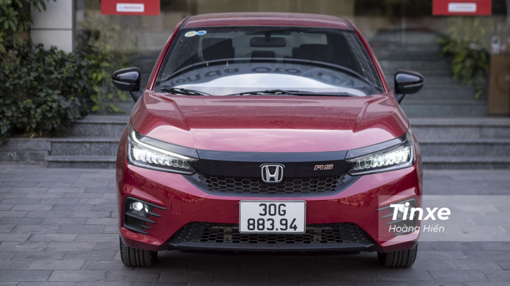 Thiết kế cụm đèn chiếu sáng trước của Honda City RS 2021 vay mượn từ đàn anh Honda Accord còn Toyota Vios GR-S 2021 học tập từ một số dòng xe Lexus.