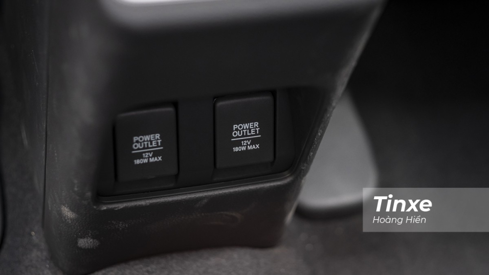 Không chỉ có cửa gió cho hàng ghế sau, Honda City RS 2021 còn có 2 cổng sạc 12V cho hàng ghế thứ 2.