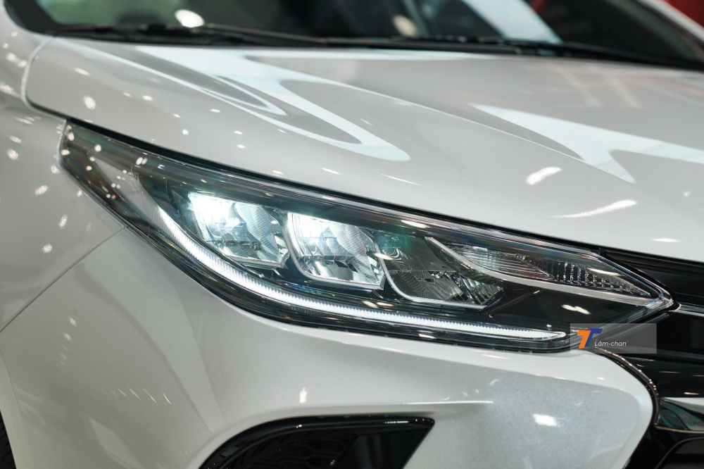 Cùng là đèn LED nhưng cụm đèn chiếu sáng trước của Toyota Vios GR-S 2021 có nhiều tính năng hơn Honda City RS 2021.