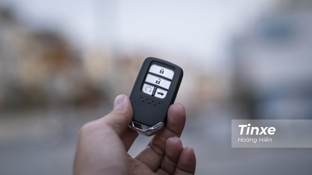 Honda City RS 2021 có tính năng khởi động từ xa, tích hợp sẵn trên chìa khóa thông minh.