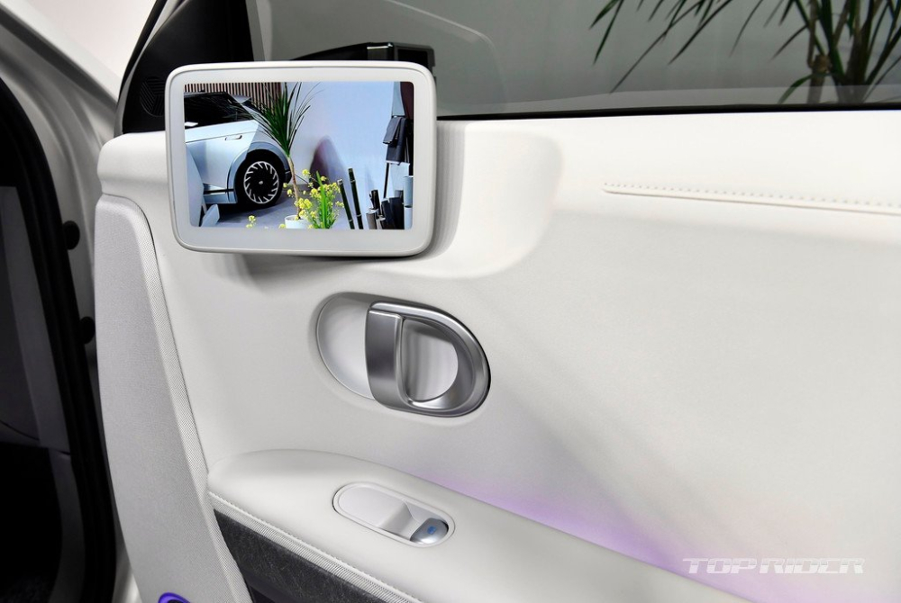 M&agrave;n h&igrave;nh hiển thị h&igrave;nh ảnh thu được từ 2 camera kỹ thuật số b&ecirc;n ngo&agrave;i