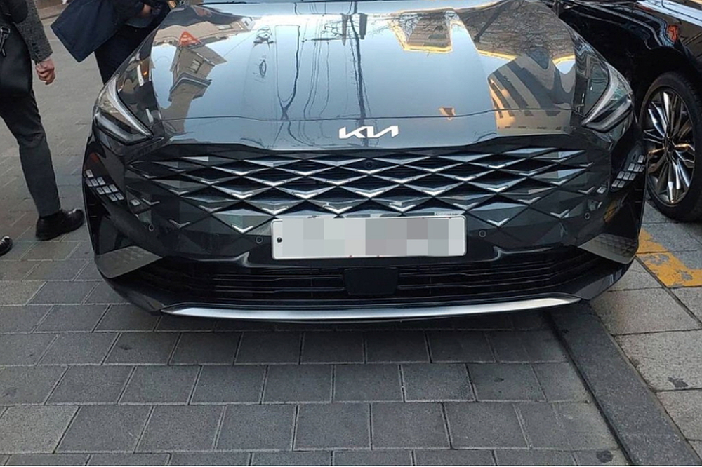 Cận cảnh thiết kế đầu xe của Kia K8 2022 ngoài đời thực