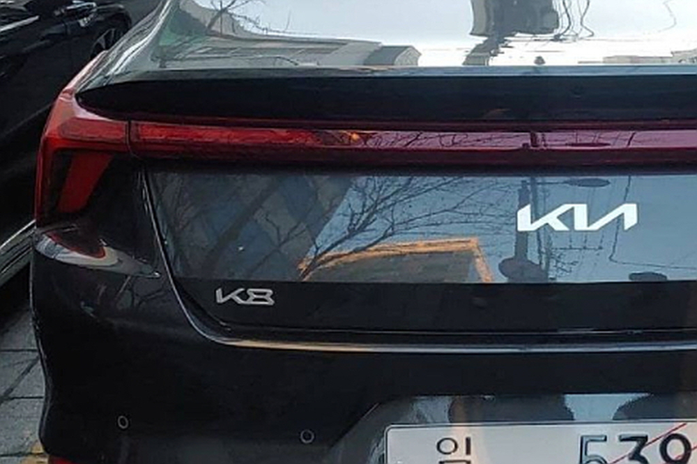 K8 còn là một trong những mẫu xe đầu tiên của Kia dùng logo mới