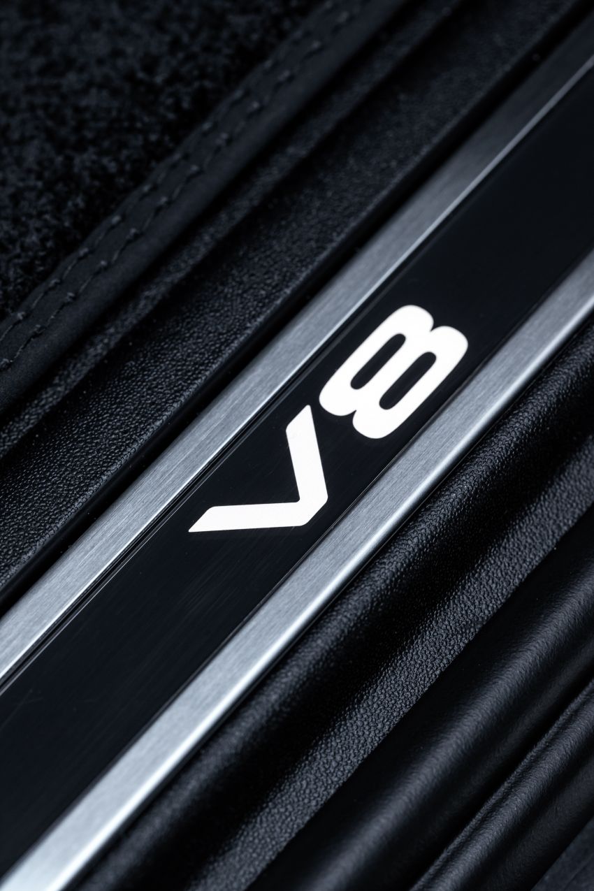 Logo V8 phát sáng ở bậc cửa của Land Rover Defender V8 2022 Logo V8 phát sáng ở bậc cửa của Land Rover Defender V8 2022