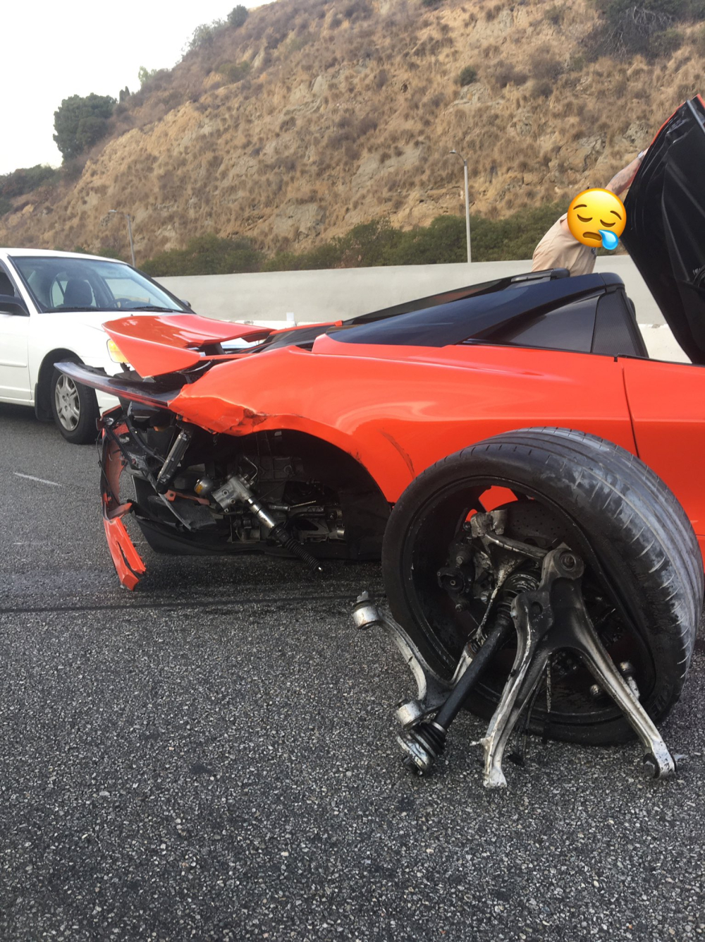 Chiếc McLaren 720S Spider c&ograve;n g&atilde;y cả trục sau