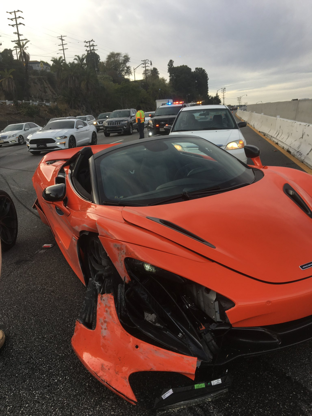 Chiếc si&ecirc;u xe McLaren 720S Spider bị vỡ n&aacute;t g&oacute;c đầu xe b&ecirc;n phải