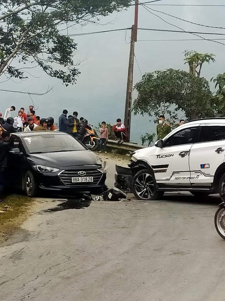 Chiếc Hyundai Elantra vỡ g&oacute;c đầu xe b&ecirc;n tr&aacute;i