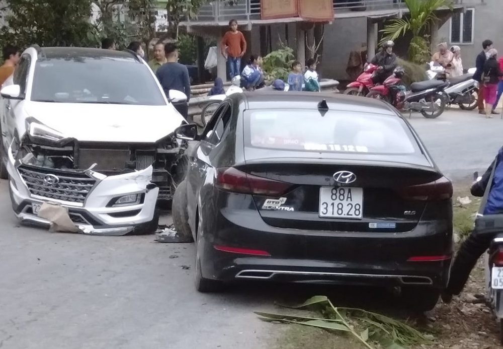 Chiếc Hyundai Tucson bung mặt ca-lăng ph&iacute;a trước