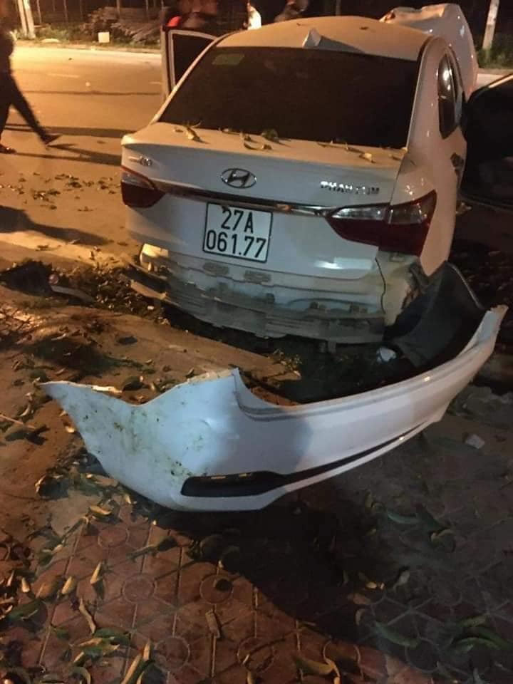 Chiếc ô tô Hyundai Grand i10 tại hiện trường vụ tai nạn