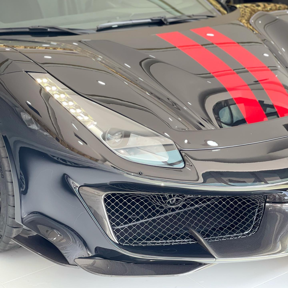 Xe có sọc đỏ tạo điểm nhấn và nhiều chi tiết carbon bóng