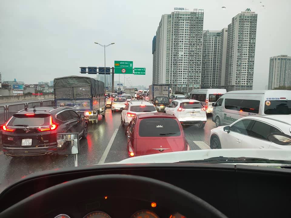 Vụ tai nạn làm cho giao thông qua đường vành đai 3 ùn tắc nghiêm trọng cả 2 chiều Vụ tai nạn làm cho giao thông qua đường vành đai 3 ùn tắc nghiêm trọng cả 2 chiều