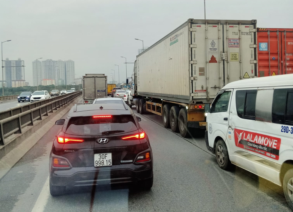 Hàng loạt phương tiện xếp hàng dài hơn 3 km Hàng loạt phương tiện xếp hàng dài hơn 3 km