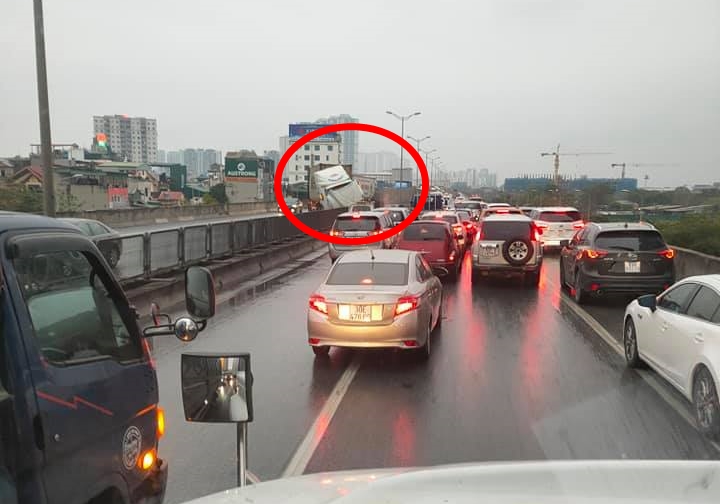 Chiếc xe container tông vào dải phân cách trên đường vành đai 3 vào sáng nay Chiếc xe container tông vào dải phân cách trên đường vành đai 3 vào sáng nay