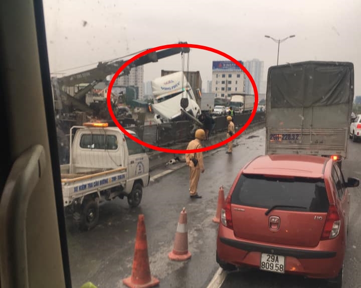 Lực lượng chức năng điều xe cẩu đến để giải quyết vụ tai nạn Lực lượng chức năng điều xe cẩu đến để giải quyết vụ tai nạn