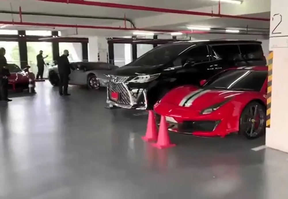 Hầm đỗ xe có sự xuất hiện của 3 chiếc siêu xe bao gồm Ferrari 488 Pista, Ferrari LaFerrari, Lamborghini Aventador SVJ mui trần