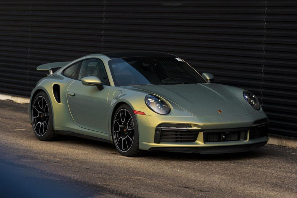 Chiếc Porsche 911 Turbo S mang màu sơn ChromaFlair Urban Bamboo